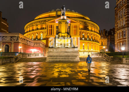 Persona che cammina verso la Royal Albert Hall di notte, Londra, Regno Unito Foto Stock