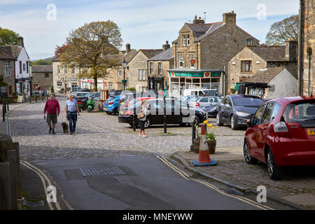 Un soleggiato e invitante vista della piazza del villaggio di Grassington. Nr Skipton in Wharfedale, North Yorkshire Foto Stock