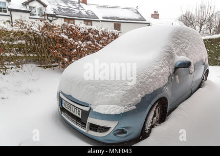 Auto sepolto nella neve, Llanfoist, Wales, Regno Unito Foto Stock