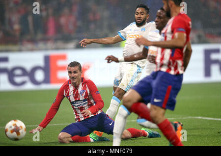 Atletico Madrid di Antoine Griezmann (sinistra) punteggi al suo fianco il secondo obiettivo del gioco durante la UEFA Europa League a Parc Olympique Lyonnais, Lione. Foto Stock