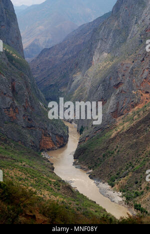 Tiger saltando Gorge (cinese: "¢ÌøÏ¿; pinyin: H¨³ti¨¤o Xi¨¢) è un canyon sul fiume Yangtze ¨C localmente chiamato il Golden Sands River (½ðÉ³½-; j"©nsh Foto Stock