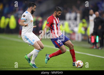 Marsiglia di Adil Rami (sinistra) e Atletico Madrid's Diego Costa battaglia per la sfera durante la UEFA Europa League a Parc Olympique Lyonnais, Lione. Foto Stock