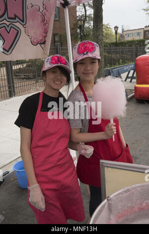 Le ragazze adolescenti lavorare come cotone candy fornitori a una fiera di strada sulla Chiesa Avenue a Brooklyn, New York. Foto Stock