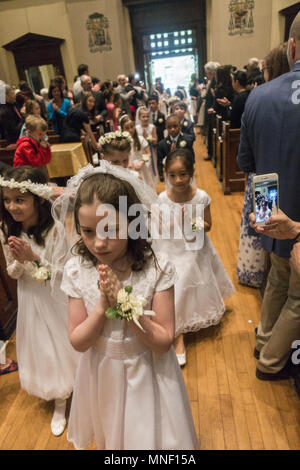 Prima Santa Comunione cerimonia per bambini in una chiesa cattolica a Brooklyn, New York. Foto Stock