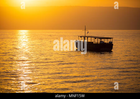 Bellissimo Mare di Galilea al mattino. Golden sunrise over Kinneret Foto Stock