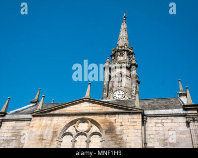 Guardando il Tron Kirk Hunter Square, con spire contro il cielo blu, Edimburgo, Scozia, Regno Unito Foto Stock