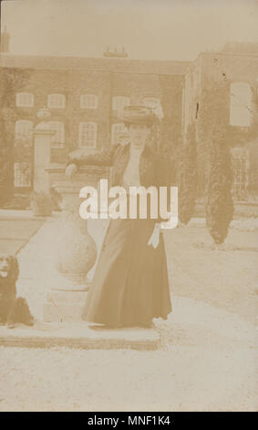 Vintage Fotografia di Edwardian Lady in posa al di fuori Kilmeston Manor, Nr Alresford, Hampshire, Inghilterra, Regno Unito Foto Stock