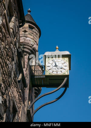 Il vecchio xvi secolo Canongate Tolbooth, Royal Mile di Edimburgo, Scozia, Regno Unito ora la gente della storia Museum, torre campanaria e orologio contro il cielo blu Foto Stock