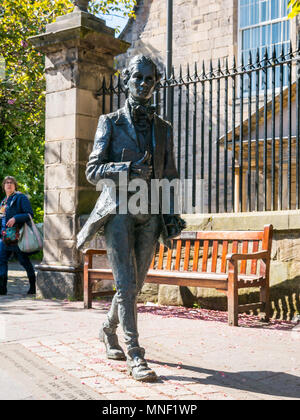 Scultura in bronzo di David Annand di Robert Fergusson a Canongate Kirk , Royal Mile di Edimburgo, in Scozia, nel Regno Unito dove è sepolto il poeta. Foto Stock