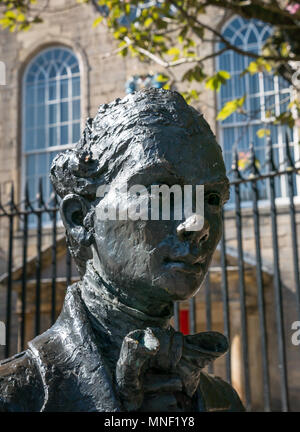 Close up di scultura in bronzo di David Annand di Robert Fergusson a Canongate Kirk , Royal Mile di Edimburgo, in Scozia, nel Regno Unito dove è sepolto il poeta Foto Stock