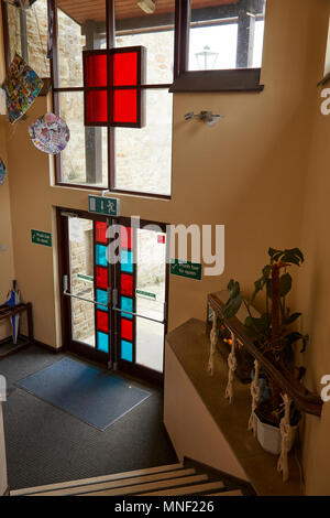 Vetro colorato sulla porta in Devonshire istituto o il Municipio a Grassington, North Yorkshire Foto Stock