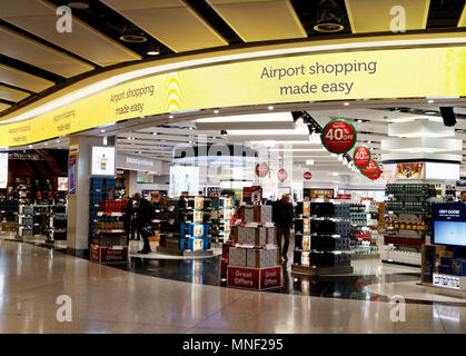 Duty free shop in London Heathrow Airport Terminal 2 Foto Stock