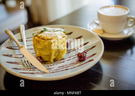 Gustosi dessert vegetariano. Apple farcite con muesli, cannella, noci e miele sulla piastra bianca. Cibo sano.Mele cotte con avena, uvetta, mandorle e miele. Tradizionali dolci di Natale Foto Stock