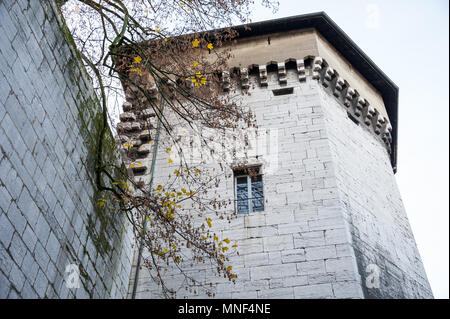 Il Tesoro o torre di cassa, parte dei duchi di Savoia Castello, Chambery, Francia. Scena urbana, cieli grigi in inverno. Foto Stock