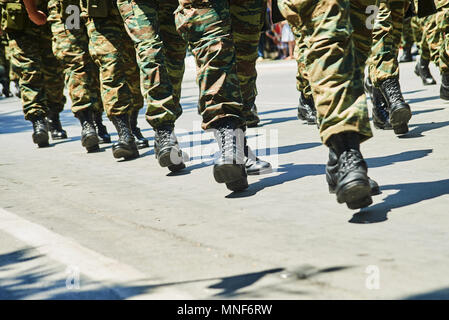 I soldati vestiti di camuffamento uniforme in un esercito parade. Foto Stock