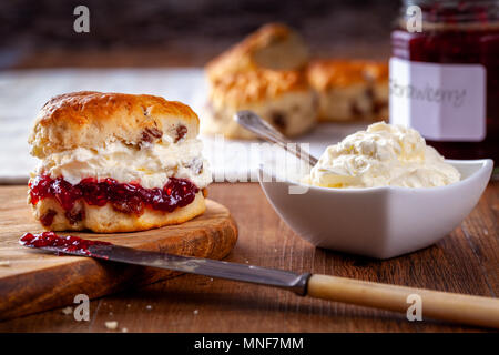 Biscotti con confettura di fragole e Clotted Cream Foto Stock