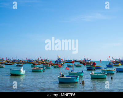 Fisherman Village market con cesto di barche in Seascape a Mui Ne, Vietnam Foto Stock