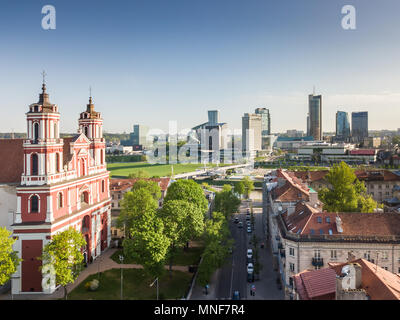 San Apostoli Filippo e Giacomo chiesa nella città vecchia di Vilnius, Lituania alla mattina presto preso da fuco Foto Stock