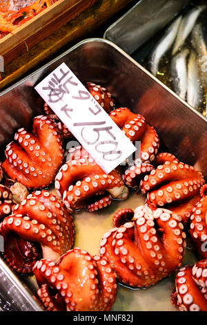 Il polpo è offerto in guscio, pesce e frutti di mare, il mercato del pesce Tsukiji, Tokyo, Giappone Foto Stock