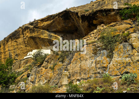 Rock con ortodossi chiesa rupestre Petros e Paulos Melehayzengi, con scaletta di legno come accesso, Tsaeda Amba montagne, Tigray Foto Stock