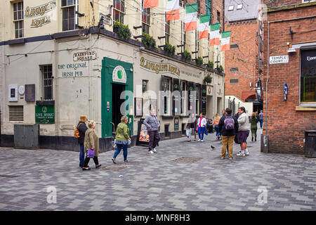 Turisti al di fuori di Flanagan's Apple al pub Irlandese in Matthew Street, Liverpool Foto Stock