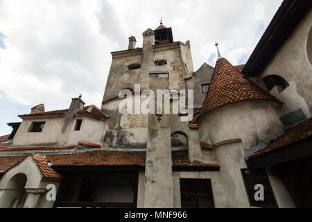 Bran, Romania - 20 luglio 2017: il castello medievale di crusca. Il castello custodito in passato il confine tra la Transilvania un Valacchia. È anche kno Foto Stock