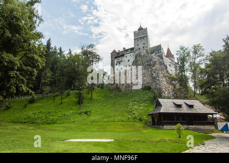 Bran, Romania - 20 luglio 2017: il castello medievale di crusca. Il castello custodito in passato il confine tra la Transilvania un Valacchia. È anche kno Foto Stock