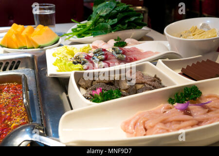 A base di pesce e di carne di anatra di intestino di sangue e gli altri con lo shabu pot in stile cinese Foto Stock