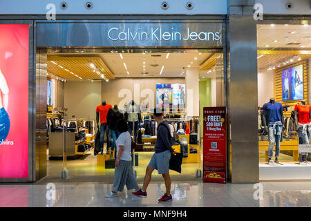 Bangkok, Tailandia - 29 Gennaio 2017 : Persone walking pass Calvin Klein fashion shop in Central World Department Store. Foto Stock