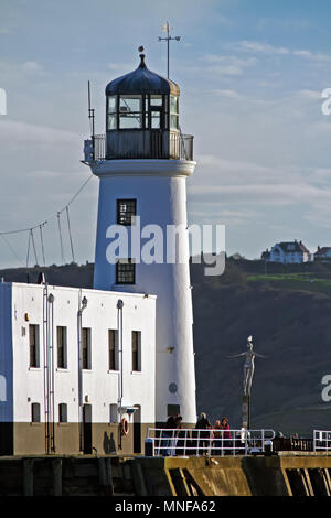 Scarborough di immersioni Belle statua è sopraffatte accanto il faro cittadino alla bocca del porto, contro lo sfondo di Holbeck scogliera. Foto Stock