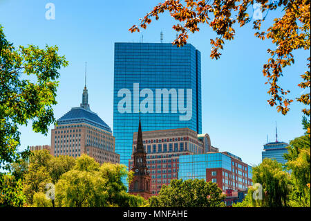 Boston, Massachusetts, STATI UNITI D'America - 12 Settembre 2016: Un'altra sezione del Boston's skyline visto da Boston Public Gardens. Foto Stock