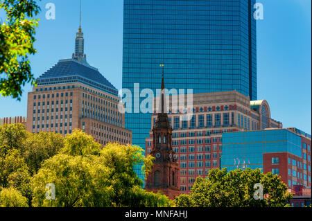 Un altro tratto di Boston's skyline visto da Boston Public Gardens. Foto Stock