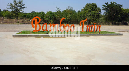 Nuovo treno di bambù binario ferroviario a battambang in Cambogia Foto Stock