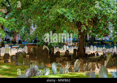 Boston, Massachusetts, STATI UNITI D'America - 12 Settembre 2016: File di lapidi sotto un albero a granaio sepoltura. Essa è diventata un cimitero nel 1660 il terzo ol Foto Stock