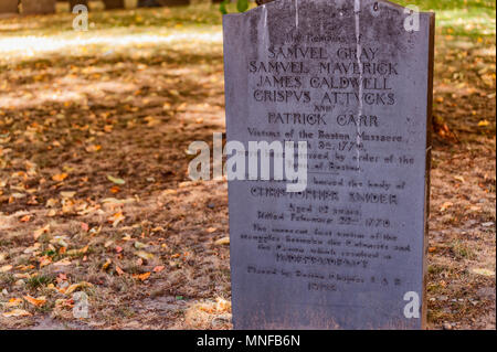 Boston, Massachusetts, STATI UNITI D'America - 12 Settembre 2016: una lapide per cinque vittime del massacro di Boston, Marzo 1770 Granaio Sepoltura divenne un c Foto Stock