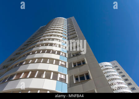 Multipiano per edifici residenziali andare verso il cielo in prospettiva ona sullo sfondo di un cielo blu Foto Stock