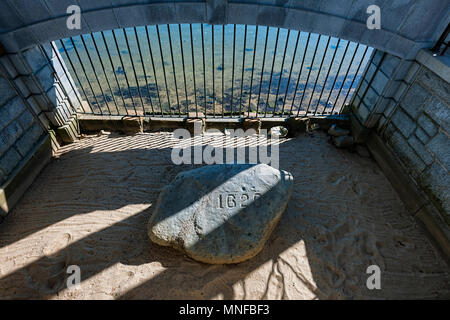 Plymouth, Massachusetts, STATI UNITI D'America - 13 Settembre 2016: Questa roccia ha numerose storie a esso collegati in riferimento al suo significato o la mancanza di, al nostro h Foto Stock