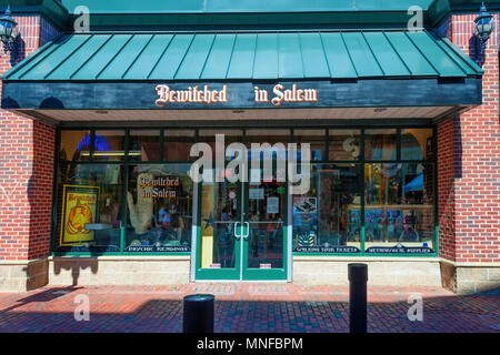 Salem, Massachusetts, STATI UNITI D'America - 14 Settembre 2016: Novelity shop "stregato in Salem' uno dei molti nel famoso centro storico di Salem, Massachusetts. Foto Stock