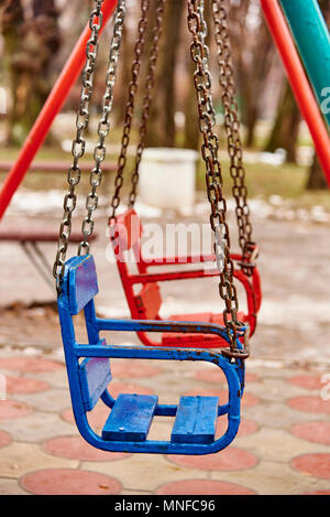 Vuoto colorate umide swing sul parco giochi Foto Stock