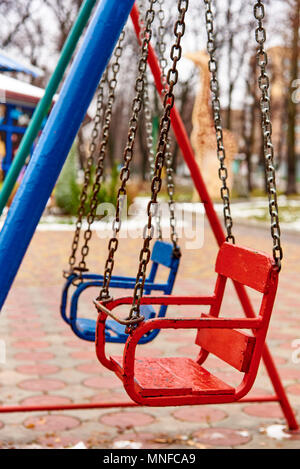 Vuoto colorate umide swing sul parco giochi Foto Stock