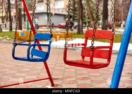 Vuoto colorate umide swing sul parco giochi Foto Stock