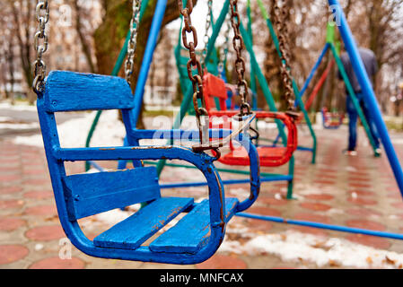 Vuoto colorate umide swing sul parco giochi Foto Stock