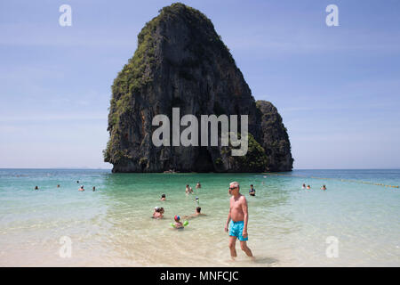 Western tourist godetevi il tempo al sole sulla Thailandia del Railey Beach. Foto Stock