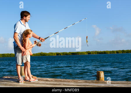 Padre di famiglia e figlia insieme di pesca dal pontile in legno Foto Stock