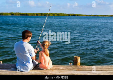 Padre di famiglia e figlia insieme di pesca dal pontile in legno Foto Stock