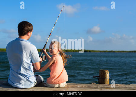 Padre di famiglia e figlia insieme di pesca dal pontile in legno Foto Stock