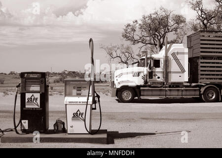 Coombah roadhouse/Australia : un grosso camion parcheggiato di fronte ad una stazione di benzina nell'outback australiano Foto Stock