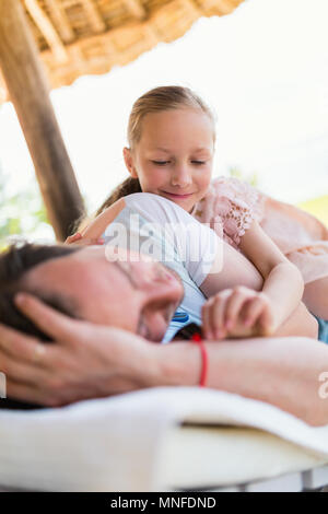 Padre Felice e la sua adorabile piccola figlia insieme divertendosi Foto Stock