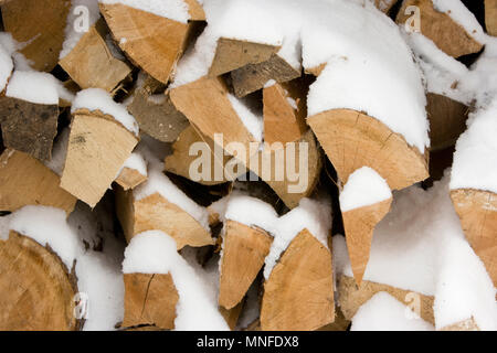 Una casa colonica del Vermont's woodpile coperto di neve appena caduta Foto Stock
