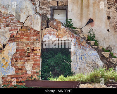 Antica pietra fatiscente muro di mattoni di colore rosa, nelle rovine della camera, erba e cespugli crescono, Gerusalemme, Israele. Foto Stock